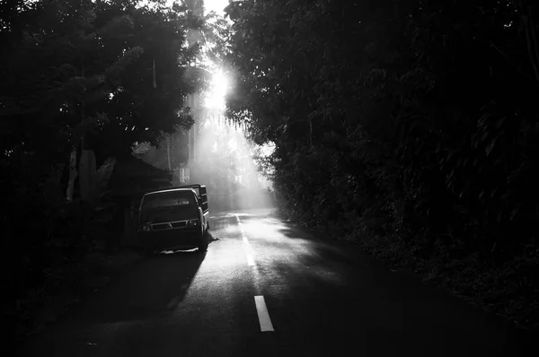 Οδήγηση Στο Δρόμο Έντονο Φως — Φωτογραφία Αρχείου