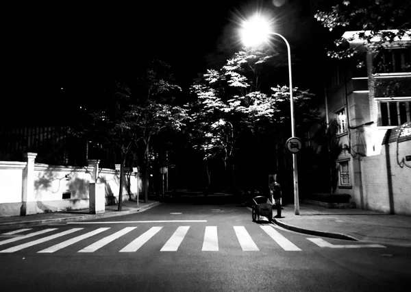 色あせた光の中で夜の街の通り — ストック写真