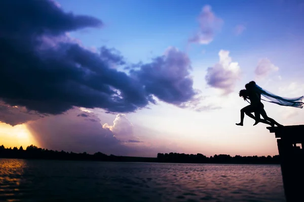 Silhouette Homme Sautant Sur Plage Coucher Soleil Dans Lumière Tamisée — Photo