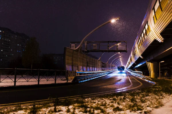 Most Nocy Niezbyt Jasnym Świetle — Zdjęcie stockowe