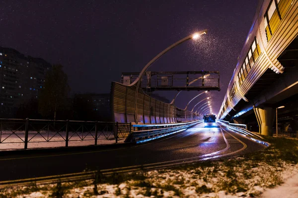 Híd Éjjel Nem Túl Erős Fényben — Stock Fotó