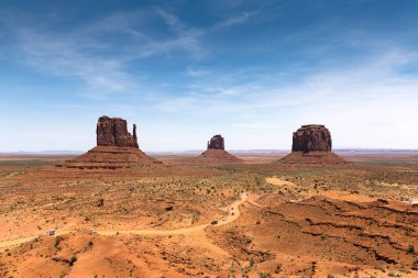 Monument Valley ziyaretçi merkezi, Batı ve Doğu Mitten Buttes ve Park, Arizona, Utah, ABD ile bir döngü-Tur yapma yol gösteren tablo dağlarda