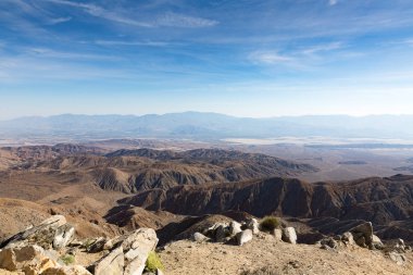 kaya oluşumu ve gökyüzü, Joshua Tree National Park, San Andreas Fay, Kaliforniya, ABD