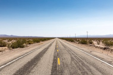 tozlu otoyol rota 66 mojave desert, California, ABD ile yol açar.