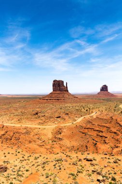 Monument Valley Doğu Mitten Buttes ve Park, Arizona, Utah, ABD ile bir döngü-Tur yapma yol gösteren ziyaretçi merkezi, dağlarda tablo
