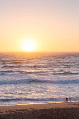 dawn, California, ABD oynayan çocuklar ile günbatımı