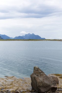 Norveç 'in Lofoten, Nordland, Norveç fiyortlarındaki kayalıklar