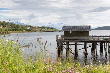ahşap tekne üzerinde bir fiyort üzerinde Lofoten, Nordland, Norway