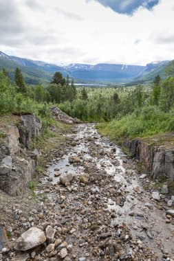 yatak, bir nehir ve dramatik Dağları üzerinde Lofoten, Nordland, Norway