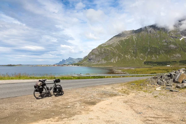 Bicicleta Con Equipaje Encuentra Frente Las Montañas Dramáticas Fiordo Noruego — Foto de Stock