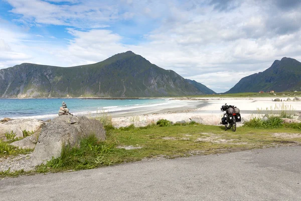 Bicicleta Con Equipaje Encuentra Frente Las Montañas Dramáticas Una Playa — Foto de Stock