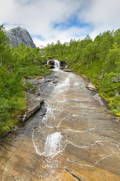 Torrente Hunde Desde Las Montañas Lofoten Nordland Noruega — Foto de Stock