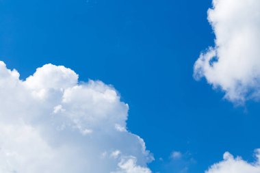 büyük beyaz bulutlar karanlık mavi gökyüzü karşı