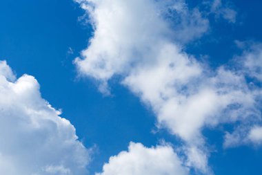 büyük beyaz bulutlar karanlık mavi gökyüzü karşı