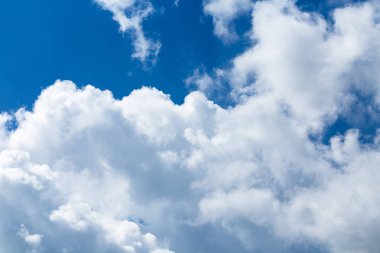 büyük beyaz bulutlar karanlık mavi gökyüzü karşı