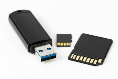 Beyaz arka plan üzerinde izole Usb birden parlamak götürmek ve bellek kartları
