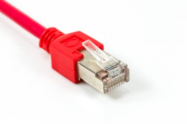 Beyaz arka plan üzerinde izole Rj45 konnektör ile kırmızı bağlantı kablosu