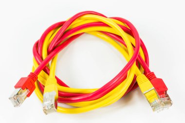 Beyaz arka plan üzerinde izole Rj45 konnektör ile kırmızı ve sarı patch kablolar