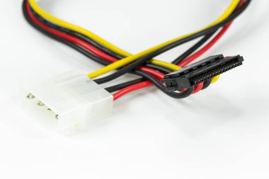 4 pin molex beyaz arka plan üzerinde izole sata güç kablosu adaptörü