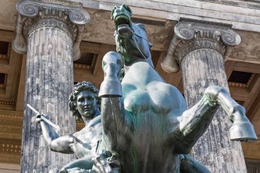Altes Museum, Berlin, Almanya, Avrupa önünde mızrakla atlı heykeli