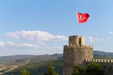 Türk bayrak, mavi gökyüzü, Türkiye, Asya karşı Boyabat kale rüzgarda sallayarak