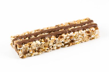 granola bar beyaz zemin üzerine çikolata şeritler ile