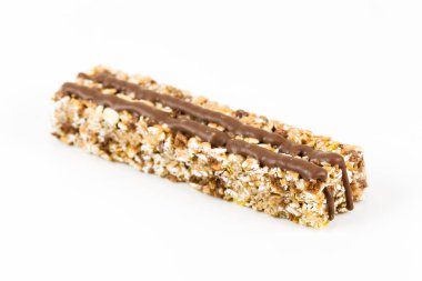 granola bar beyaz zemin üzerine çikolata şeritler ile
