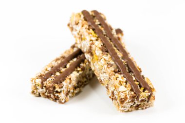 beyaz zemin üzerine çikolata şeritler ile iki granola barlar