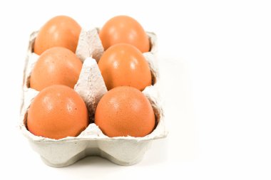 Beyaz arka plan üzerinde izole kahverengi yumurta karton yumurta kutusu