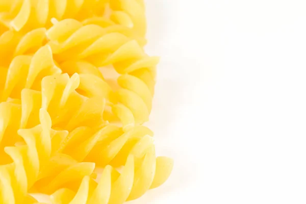 Tagliatelle Crude Pasta Fusilli Crudi Essiccate Isolate Fondo Bianco — Foto Stock