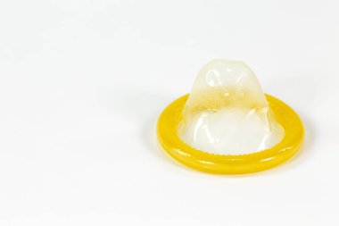 kısmen aktarılmış prezervatif beyaz arka plan üzerinde izole sağ