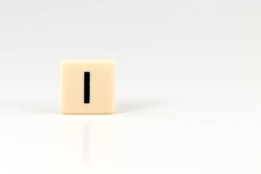 büyük harf ben plastik tahta üzerinde kopya alanı ile beyaz arka plan üzerinde izole