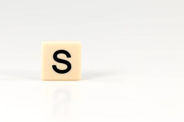 büyük harf S kopya alanı ile beyaz arka plan üzerinde izole plastik Yönetim Kurulu