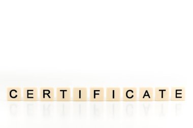 kopya alanı ile beyaz arka plan üzerinde izole plastik levhalar üzerinde kelime sertifika