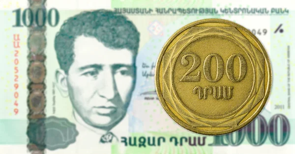 200 Armenische Dram Münze Gegen 1000 Armenische Dram Banknote Vorderseite — Stockfoto