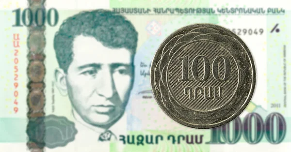 100 Armenische Dram Münze Gegen 1000 Armenische Dram Banknote Vorderseite — Stockfoto