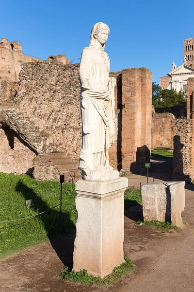 Roma Forumu Mavi Gökyüzü Roma Talya Europe Vesta Bakiresi Heykeli — Stok fotoğraf