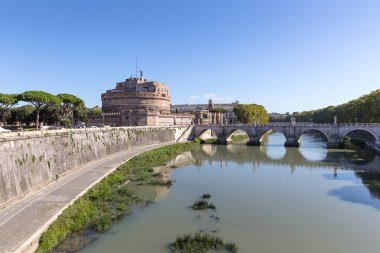 Angel'ın Kalesi ve nehir Tiber, Roma, İtalya, Pons Aelius köprüsüyle görüntülemek