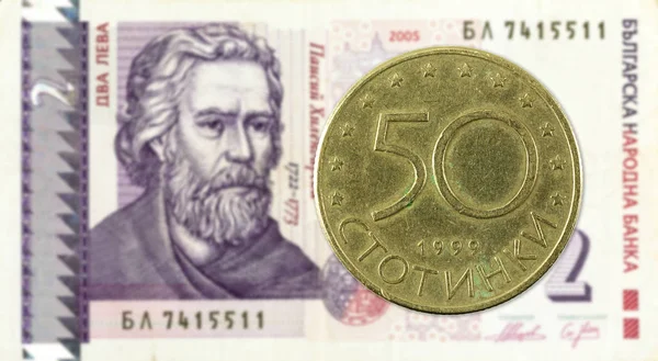Болгарских Монет Стотинка Против Болгарских Банкнот — стоковое фото