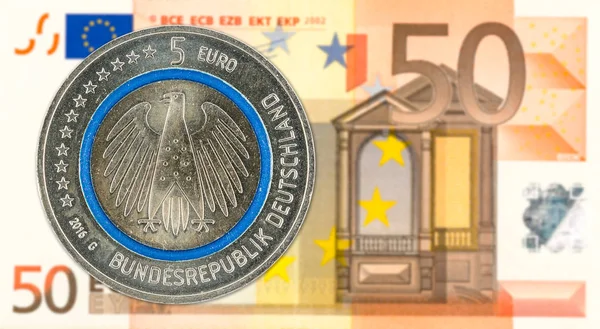 Монеты Евро Против Банкнот Евро Наоборот — стоковое фото