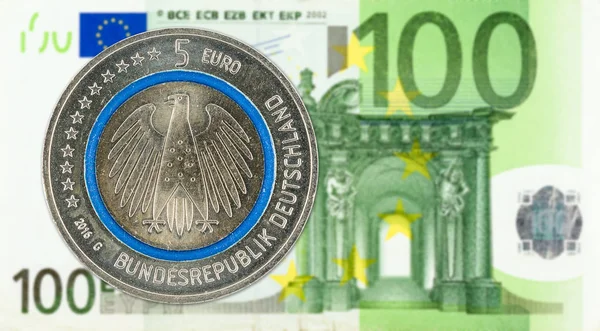 100 ユーロ紙幣の表側に ユーロ硬貨 — ストック写真