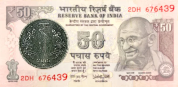Одна Рупия Монеты 2015 Против Индийских Рупий Банкноты Наоборот — стоковое фото