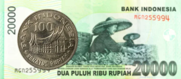 Moeda Indonésia 100 Rupias Contra 20000 Notas Banco Indonésias Rupias — Fotografia de Stock