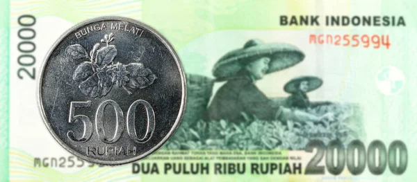 500 Indonesische Rupiah Munt Tegen 20000 Indonesische Rupiah Bank Opmerking — Stockfoto