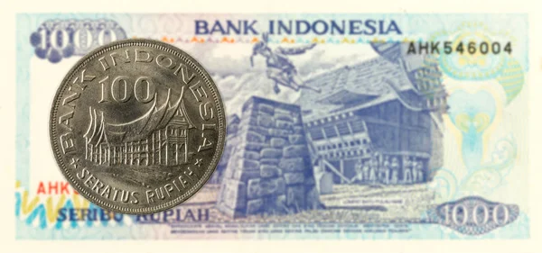 100 Indonéská Rupiášská Mince Proti 1000 Indonéským Bankovnímu Lístku — Stock fotografie