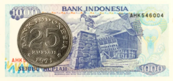 Indonesische Rupiah Münze Gegen 1000 Indonesische Rupiah Banknote — Stockfoto