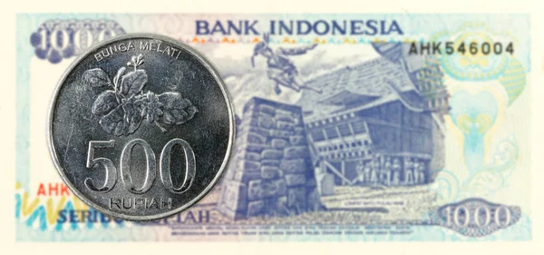 500 Koin Rupiah Dari Indonesia Terhadap Uang Kertas 1000 Rupiah — Stok Foto