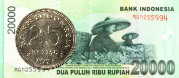 Indonesische Rupiah Munt Tegen 20000 Indonesische Rupiah Bank Opmerking — Stockfoto