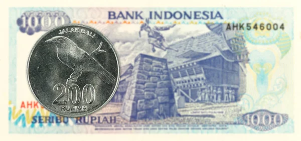 200 Indonesische Rupiah Münze Gegen 1000 Indonesische Rupiah Banknote — Stockfoto