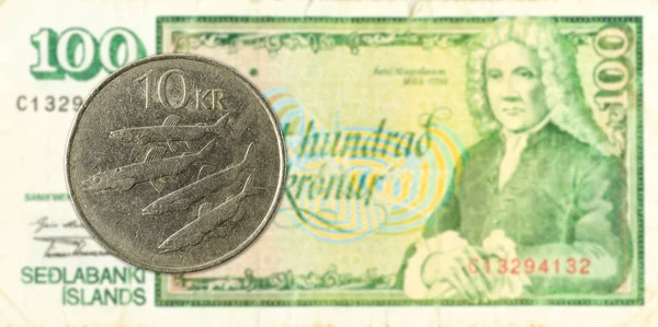 Moneta Korona Islandzka Przeciwko 100 Uwaga Banku Korona Islandzka — Zdjęcie stockowe